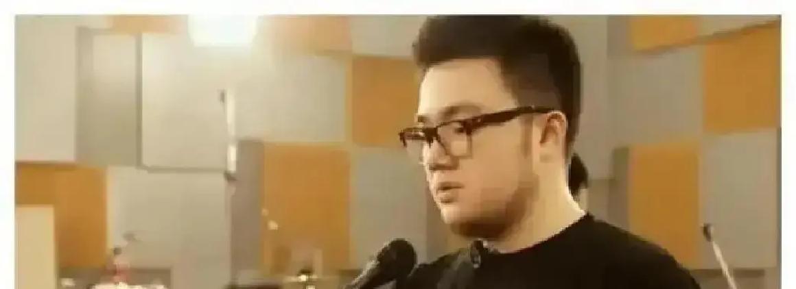 25年零见面。亲儿子？英达微博关注列表里，只有小儿子英如镝的名字。巴图的直