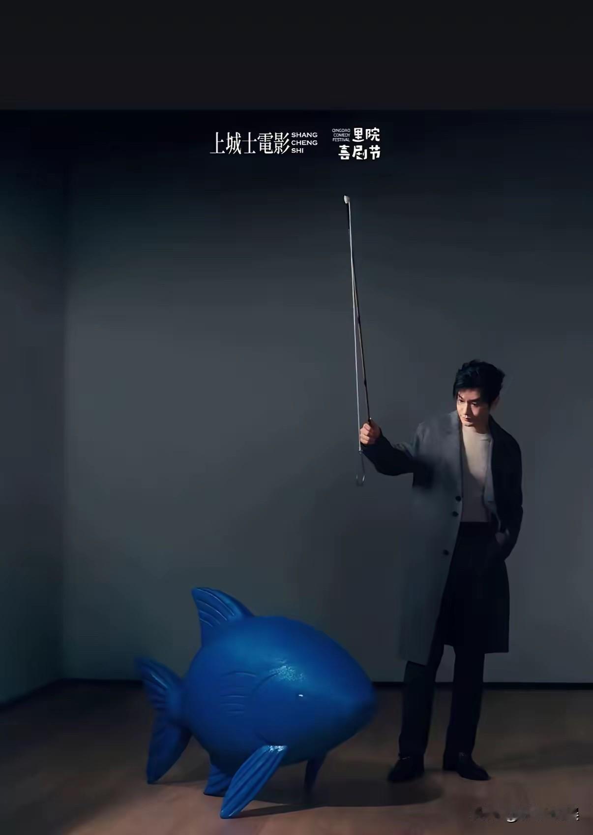 看到黄晓明拍的这张照片，不知道是什么意思？很多网友都不理解，他手里拿着鱼鞭和