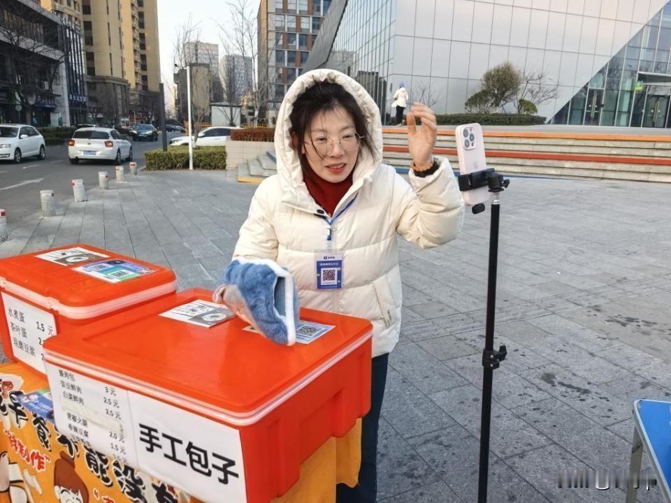 青岛女护士工作11年后辞职现在摆摊卖手工包子，平均一天能卖100多个，她老家是