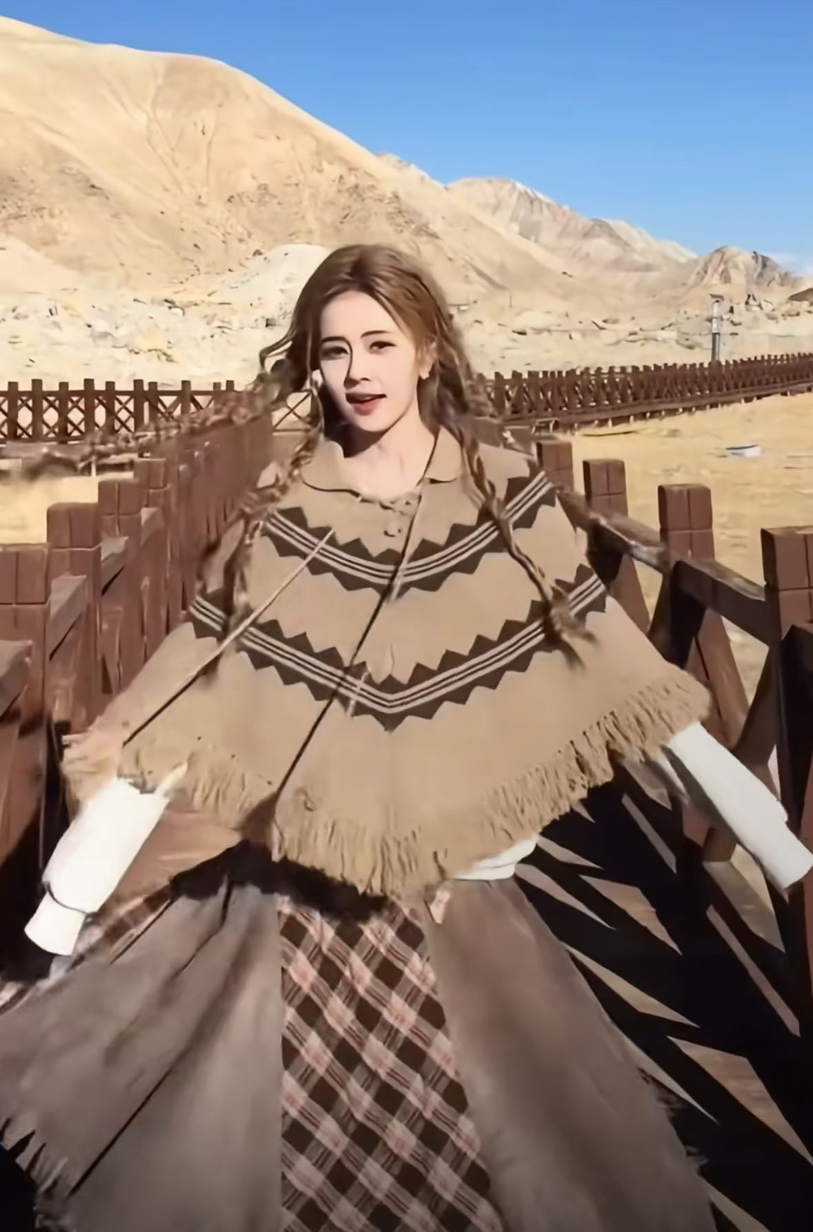 白鹿穿上塔吉克族新衣服的样子太真实了！美滋滋地转圈展示，开心得蹦蹦跳跳，这不就是