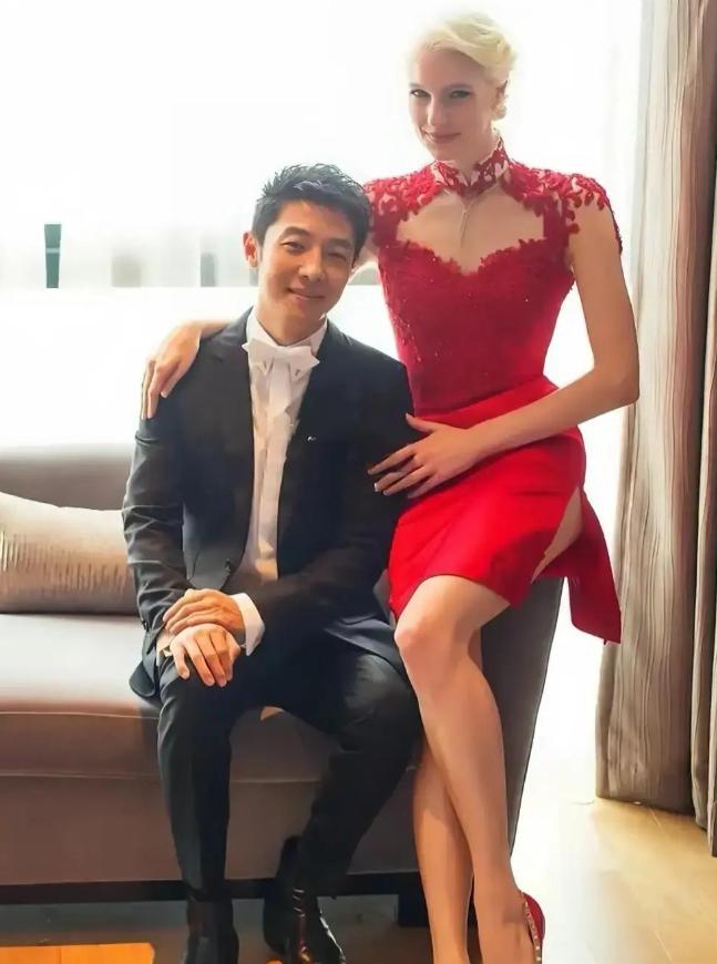 当年，撒贝宁和国际巨星分手后，娶了加拿大妻子李白，有一次，两人吵架了。李白说：“