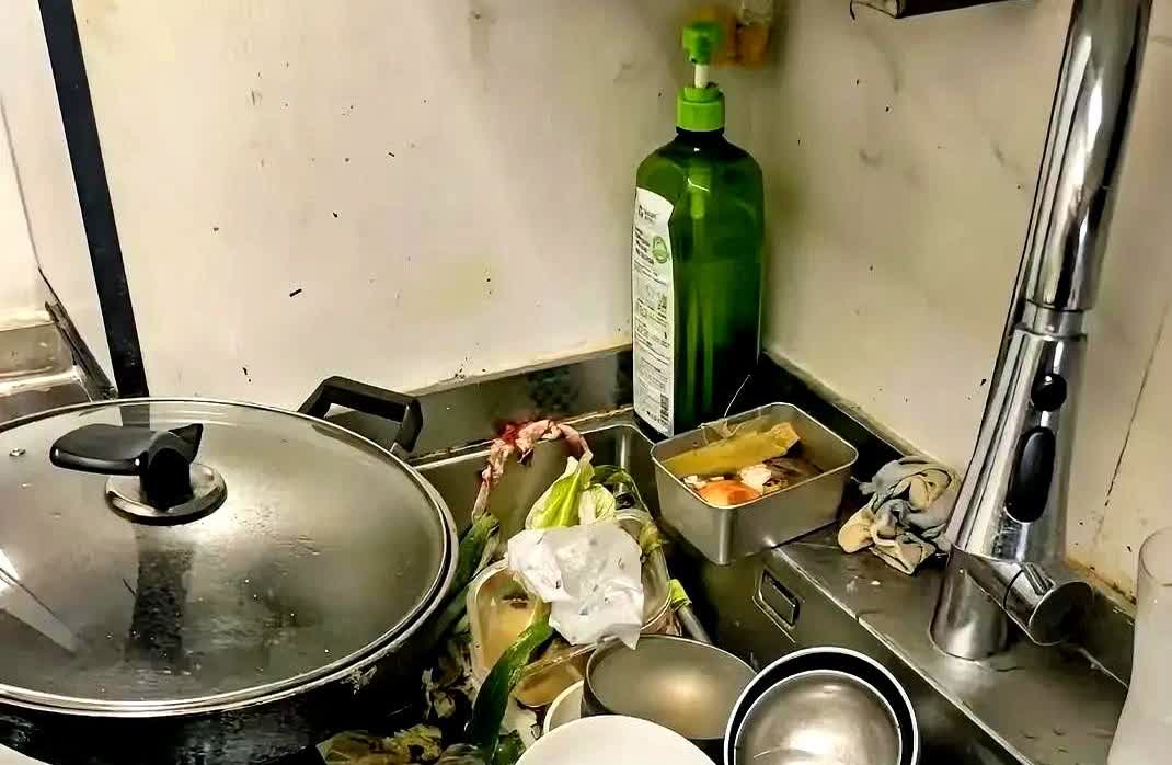 我实在纳了闷了！岳母在我家都好几年了，她洗衣做饭，带孩子，样样都收拾的特