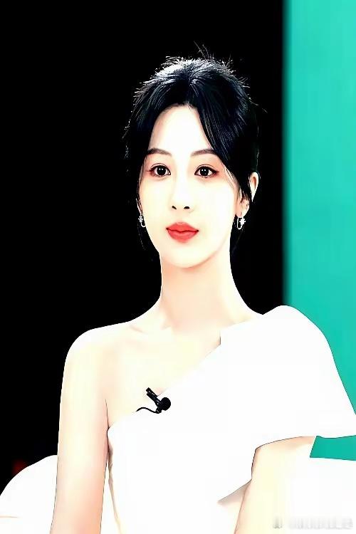 33岁的杨紫，被央媒点名称赞后，终于把婚恋观这事摊牌了。“我不是嫁不出去，我是不