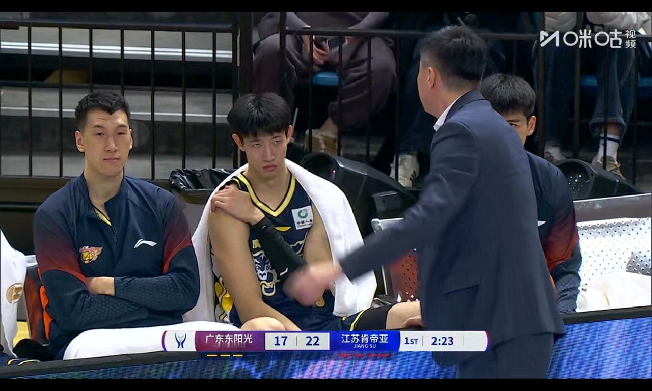 杜锋首节训斥杜润旺，连带教育黄明依，小伙子今天有机会吗？王洪泽首节拿6分2板