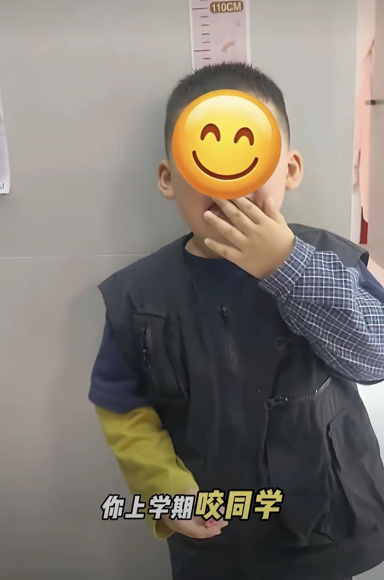 小男孩在家咬姐姐、咬爸爸，到了学校咬同学，就连老师上前管教，他也张口去咬老师。