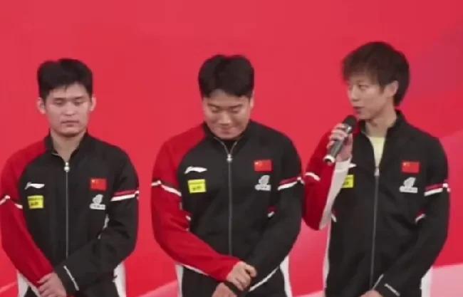 这真是可爱欢乐的一幕！原来国乒运动员们一起出席活动，在送祝福的时候，梁靖崑称蓄