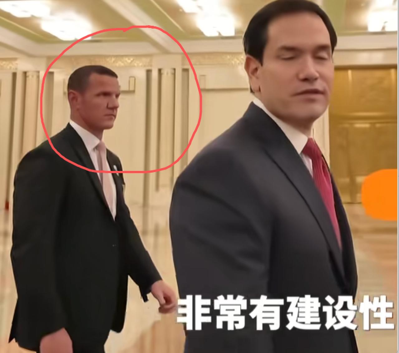 卢比奥身边这位应该是安保人员吧？看起来气质很足，不知道是有意安排还是巧合，其他人