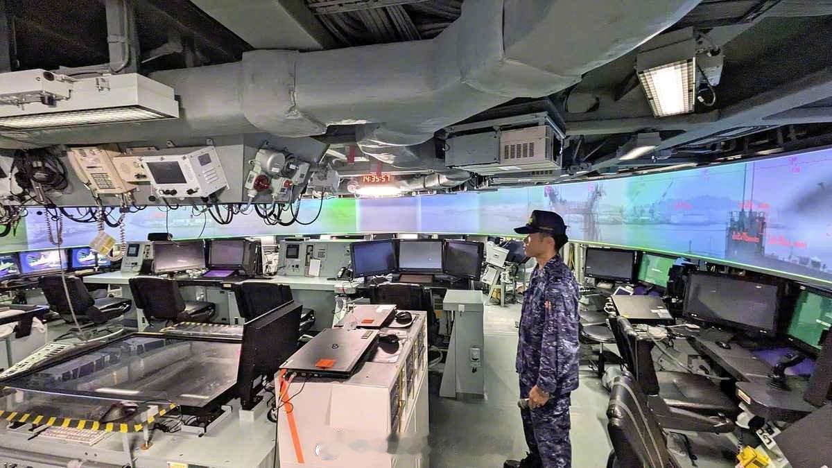 日本海上自卫队最新型的最上级导弹护卫舰的作战信息中心。这个水平如何？那个环形屏幕