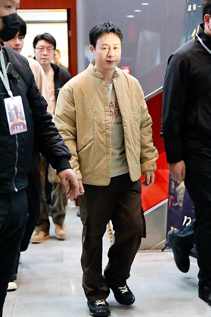 今天张颂文现身北京，他这次搭配的很有潮流时尚感，看起来年轻又帅气。张颂文里面