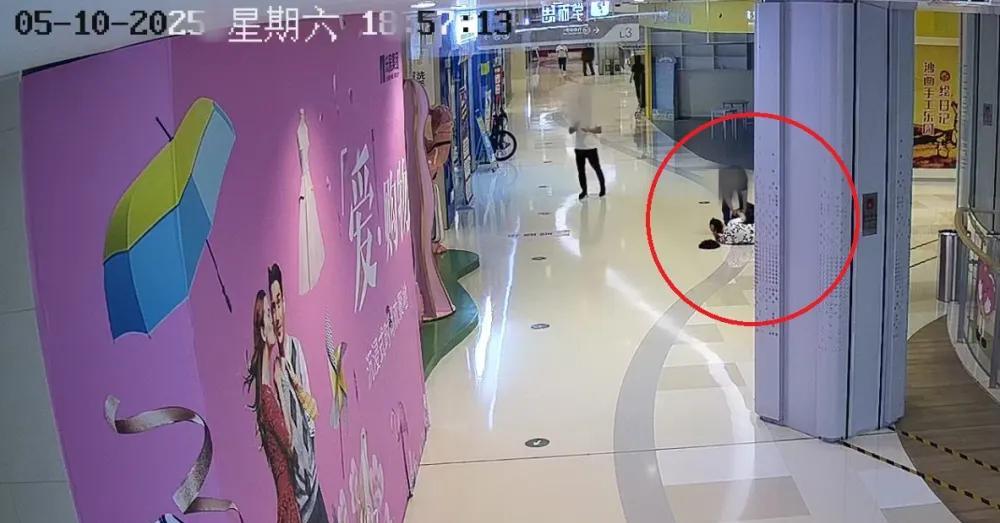 “本末倒置！”湖南长沙，一女子在商场电梯转角处，被一骑平衡车的男孩撞倒受伤，事发