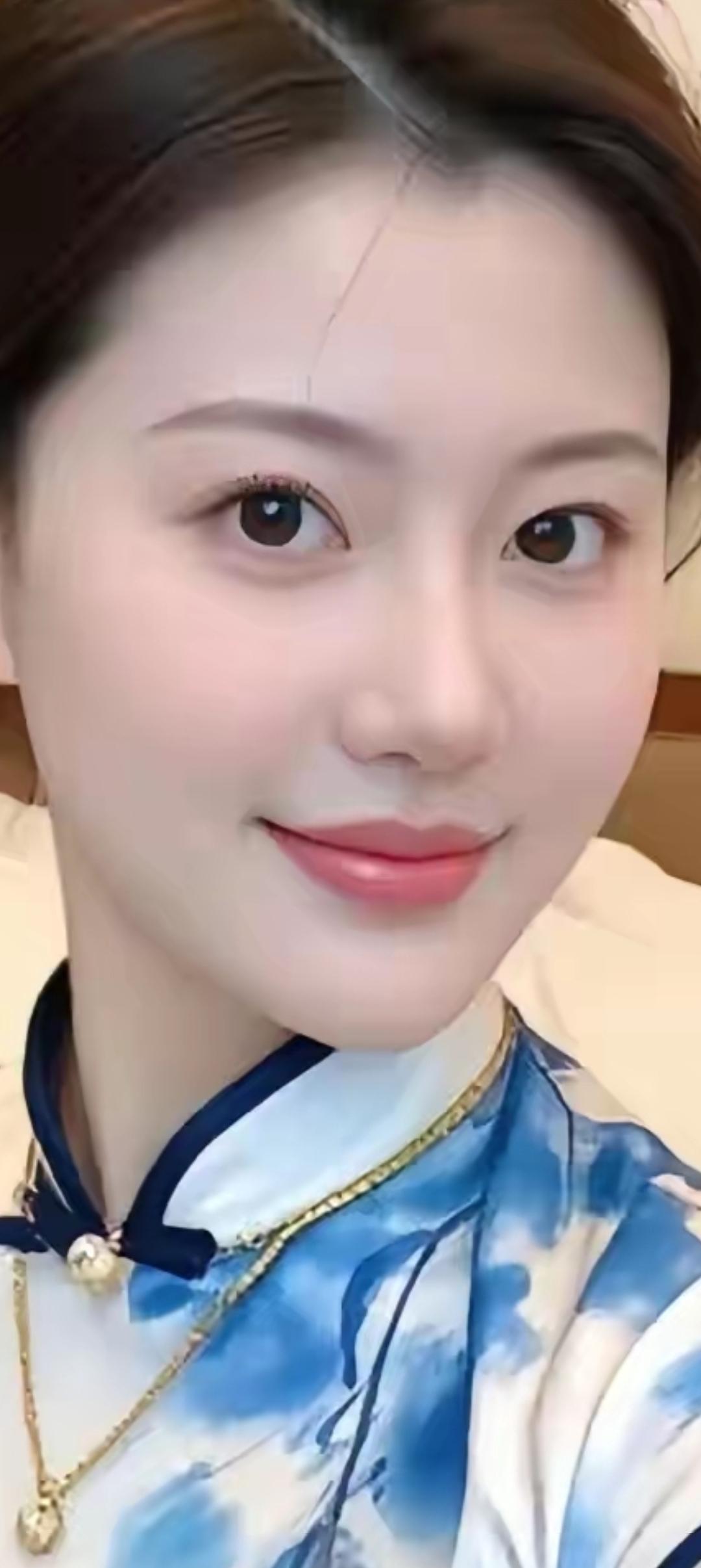 优雅蓝白旗袍，尽显东方韵味