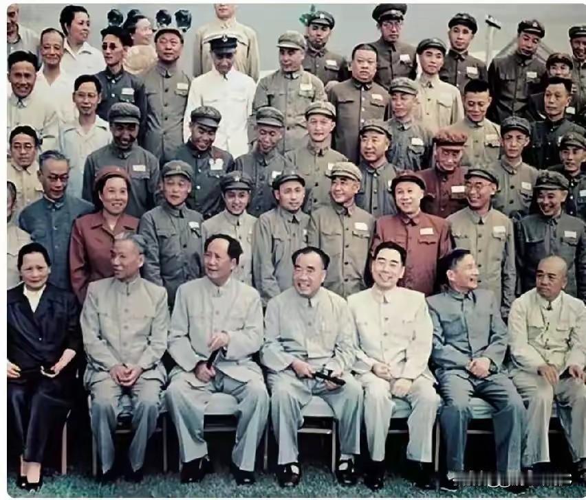 下面这张照片非常罕见，太珍贵了！这是中华人民共和国领导人的合影留念。他们是共和
