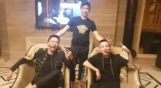 王小源回应T佑结婚，随礼问题。王小源和媳妇谈论T佑、崔阿扎