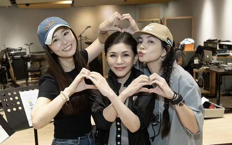 林心如、Ella、张清芳聚一起了！难得一见的三人又聚一起的合照啊，这次因为张清