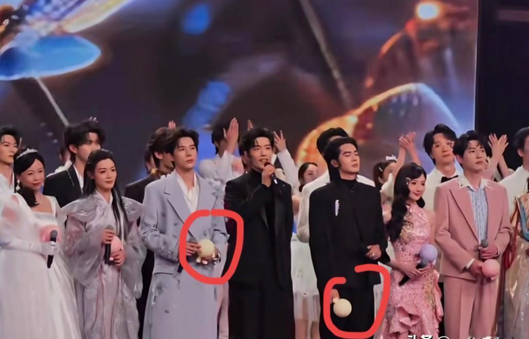 台上。塑料小彩球，晃啊晃。一片欢腾的彩色海洋里，你看到了吗？那个格格不入的