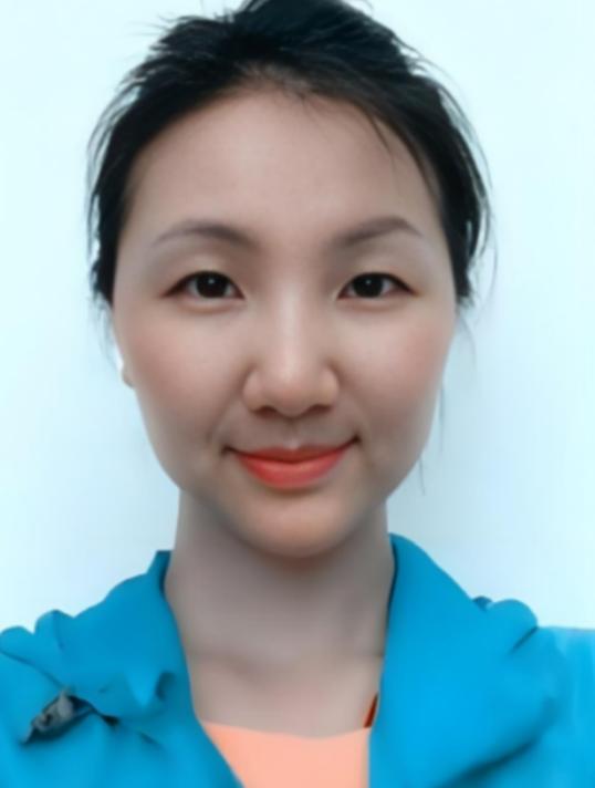 2012年，一架飞往乌鲁木齐的客机升至5000米高空时，一位空姐突然推着餐车猛撞