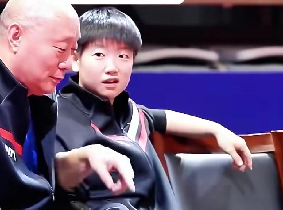 莎莎根本不是真心想约饭，老杨一拒绝，她就笑了。你看清那个小表情了没。嘴上“哼