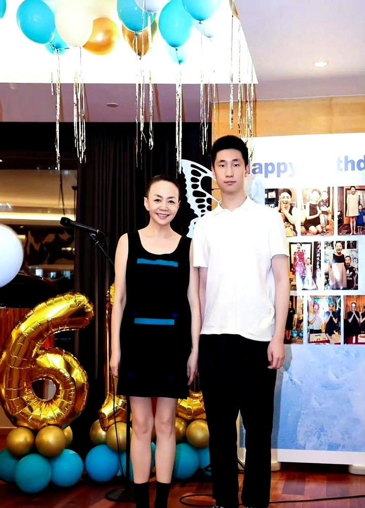 66岁的宋丹丹，又把16岁的林大竣搂在怀里吹蜡烛了。整整16年，雷打不动。这可不是逢场作戏。当年林永