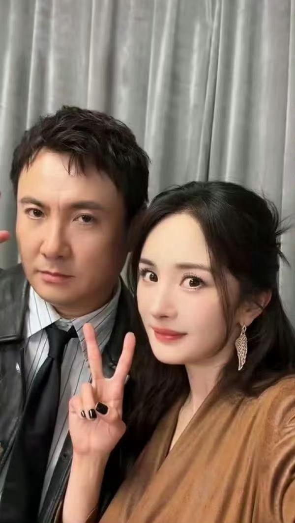 杨幂沈腾一合体就整活注意到他们互动最有趣的地方在于那种微妙的张力。沈腾的梗总是