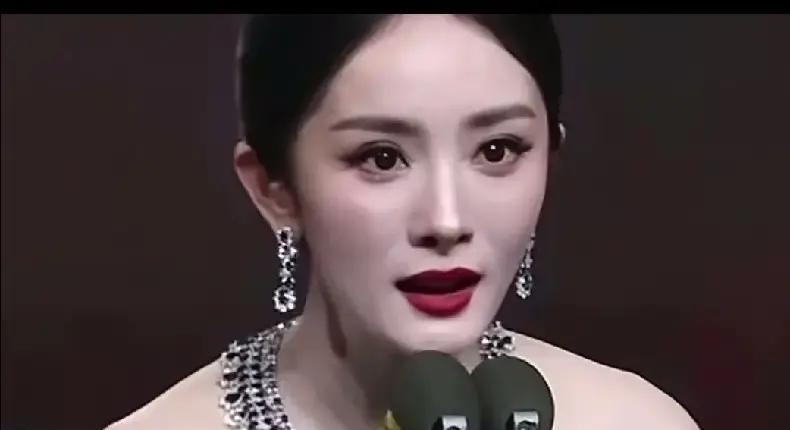 颁奖礼最离谱事故！MM领奖一句话没说出口，台下已经骂她“耍大牌”——结果真相是