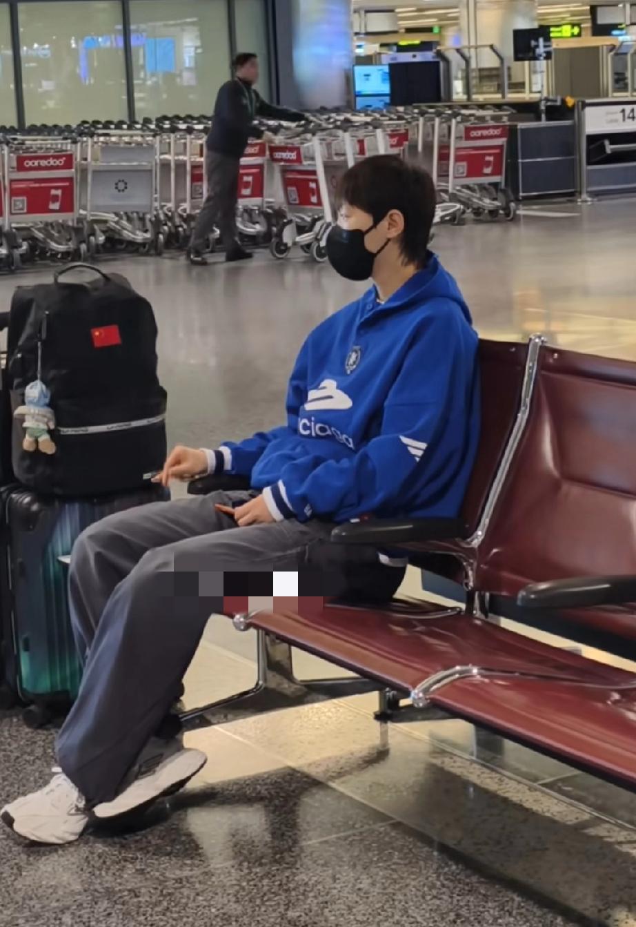 已经平安落地多哈机场的王曼昱。经历长达九个多小时的飞行后，曼昱精神看起来不错！看