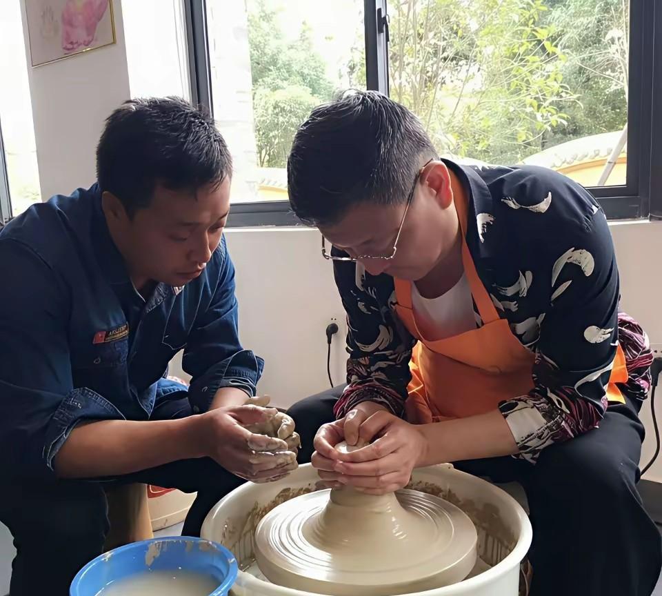 韩磊出轨，你们信吗？说实话，我信，别看他颜值不高，土土的样子，也不怎么爱打扮，但