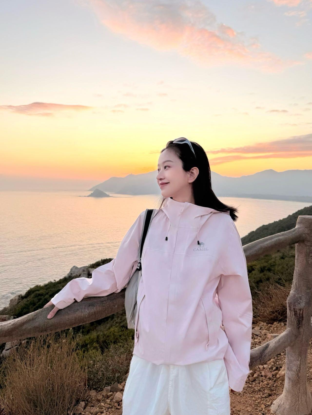 日落时分海边漫步享受宁静与美好海边落日氛围感温柔休闲风