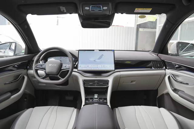 加装了一个平板全方向可旋转的配件调到冲着我的方向，再也不怕阳光照到平板上反光了