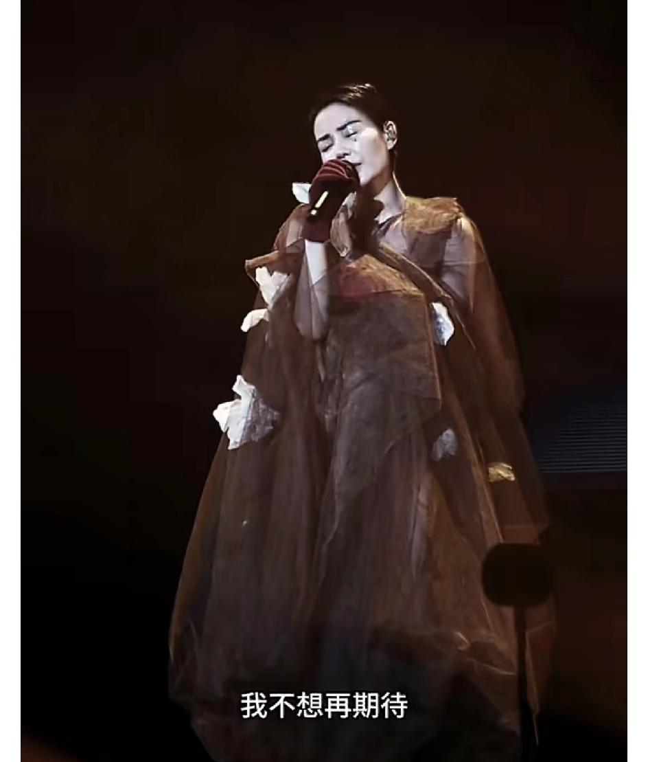 王菲是真牛，春晚歌曲未唱先火！56岁王菲第六次登上春晚，观众们最关注的就是她要