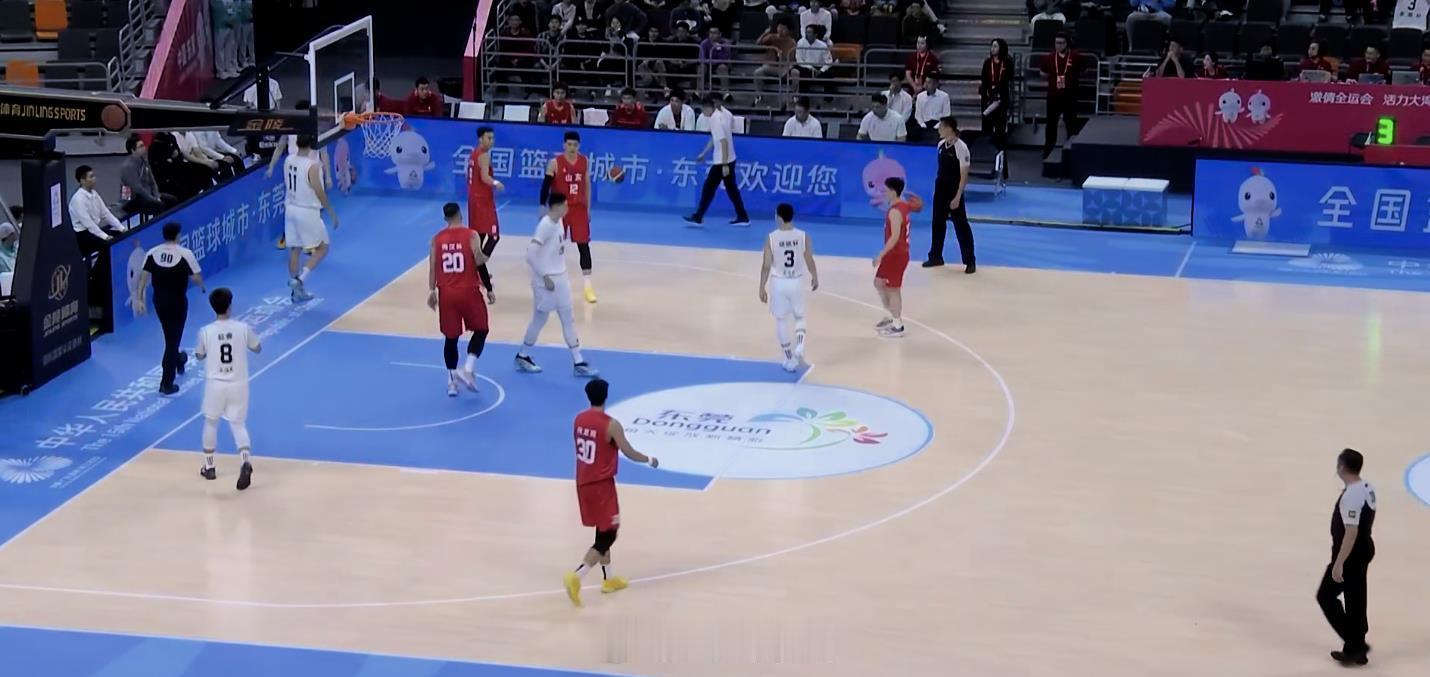 第十五届全运会广东男篮是三道杠赞助啊，场上三个哈登9：胡明轩、周鹏、沈梓捷！