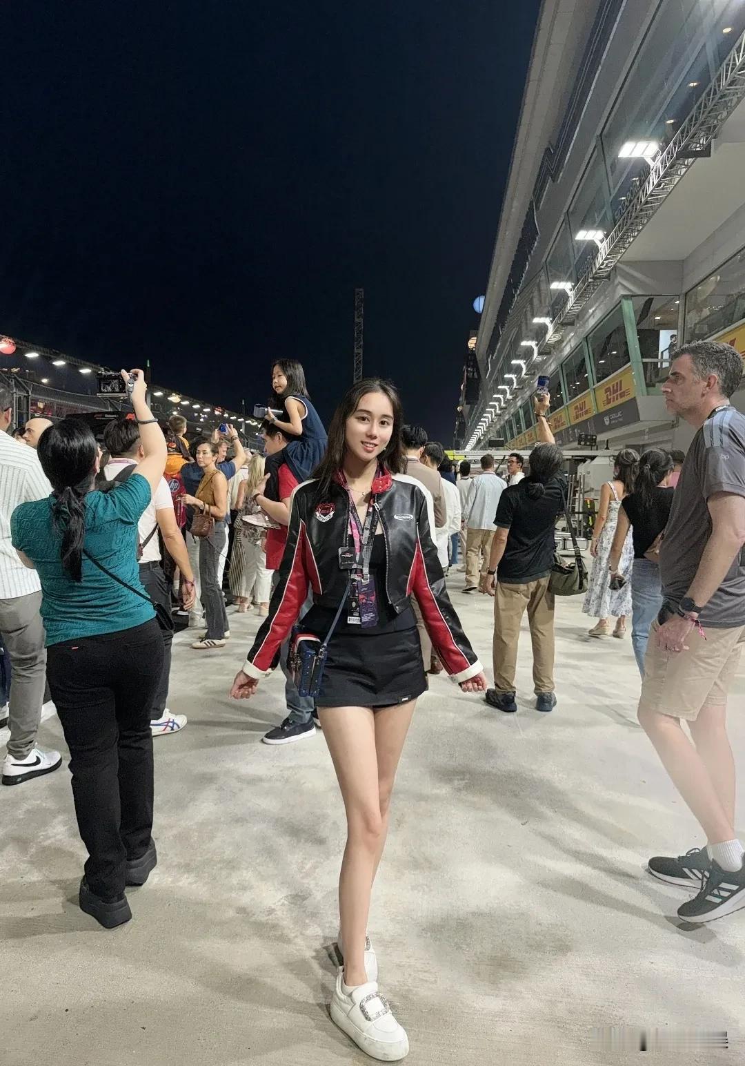 何超欣现身新加坡看F1大奖赛，现场真的是大咖、明星云集，周受资、章泽天，谷爱