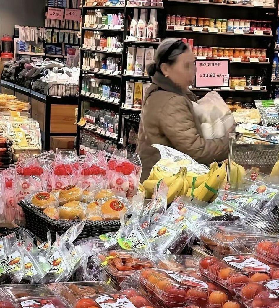 大娘从不生产瓜果蔬菜，她只是超市的搬运工。挣个中间价，不容易啊…