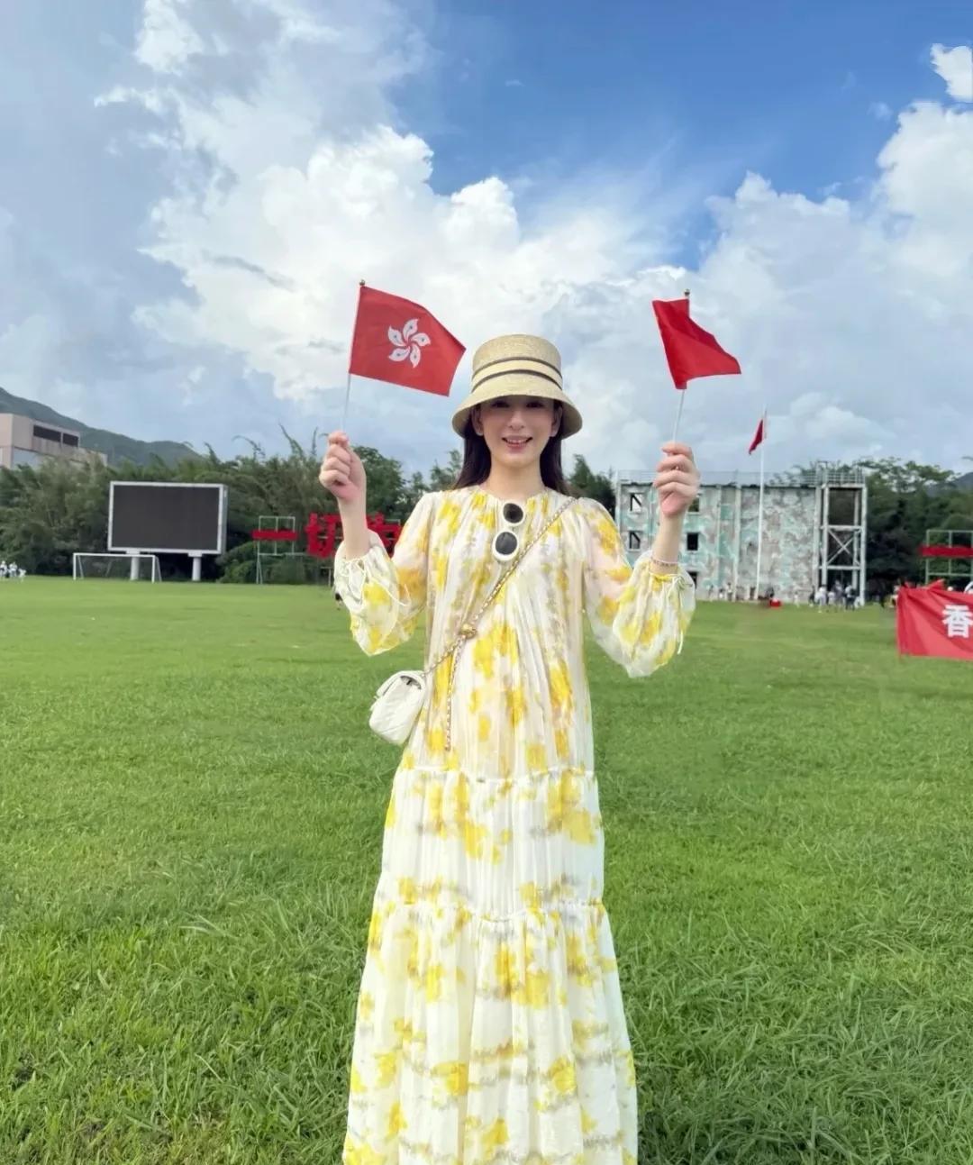 三胎后的方媛首次现身，带着爸爸妈妈和两个女儿，去驻港部队军营参观，为孩子的成长留