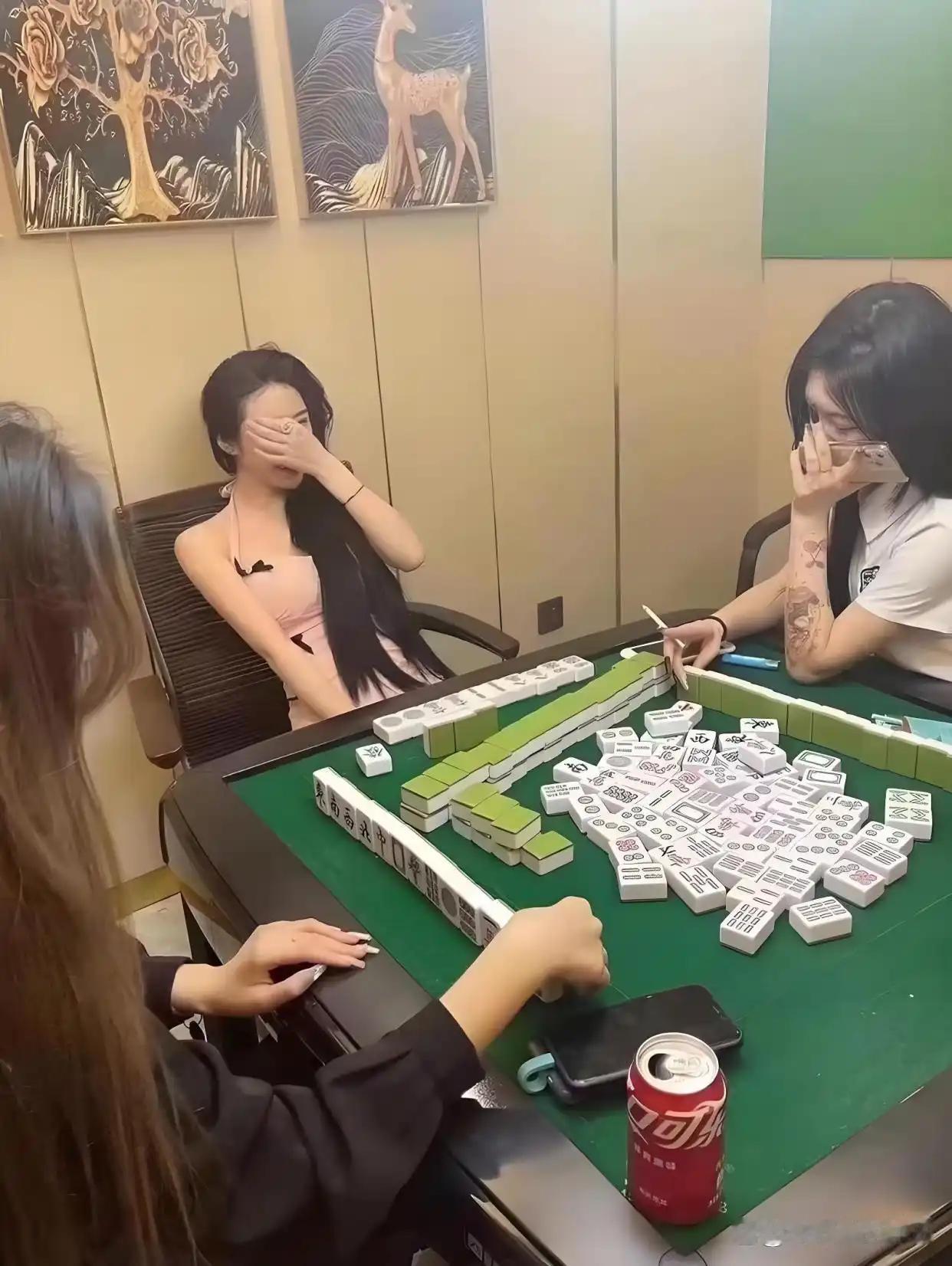 朋友处了一个爱抽烟、喝酒，还有纹身的大姐，反而给我的人生上了一课。朋友组了个