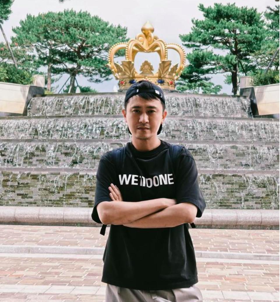 主持人杨帆晒最后假期照，他抱着老婆好甜啊，他们夫妻感情很甜蜜，一家四口真幸福。[