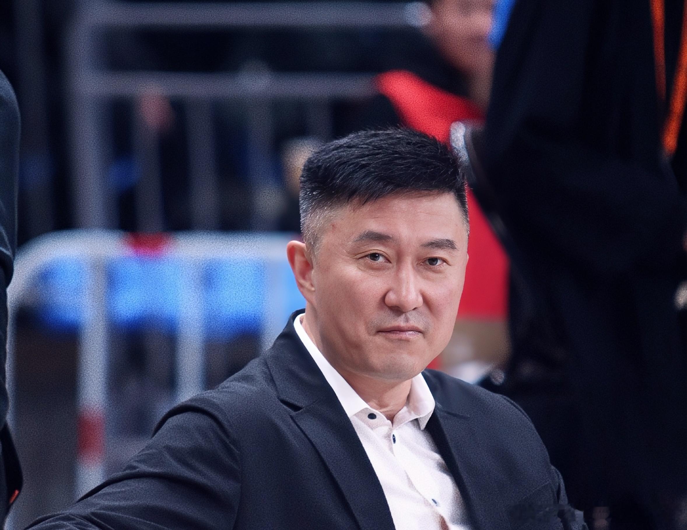 突发，苏群爆料杜锋离任宏远主帅，休赛一年今天知名篮球媒体人苏群爆出重磅消息，杜锋