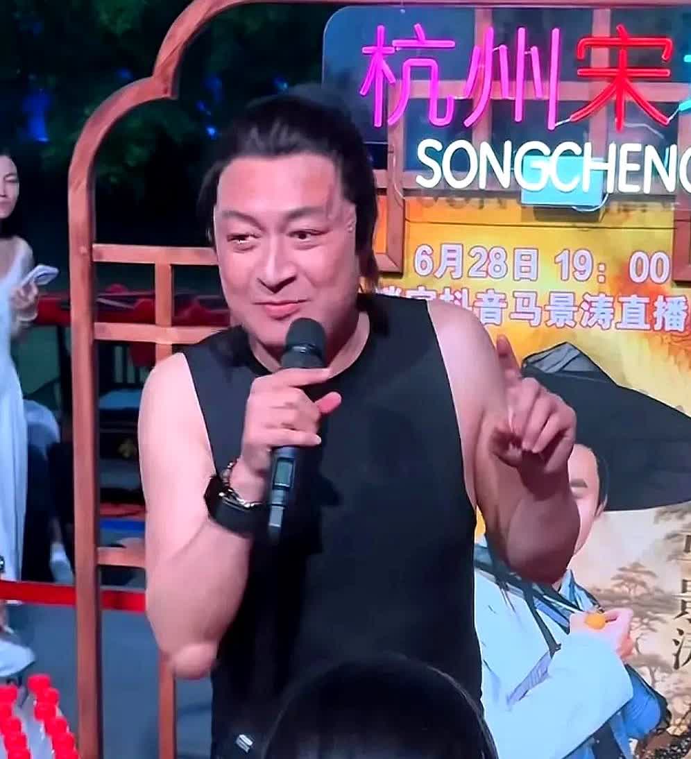 晚上马景涛在直播，免费给逛宋城的游客们发农夫山泉矿泉水。有个小丫头蹦蹦跳