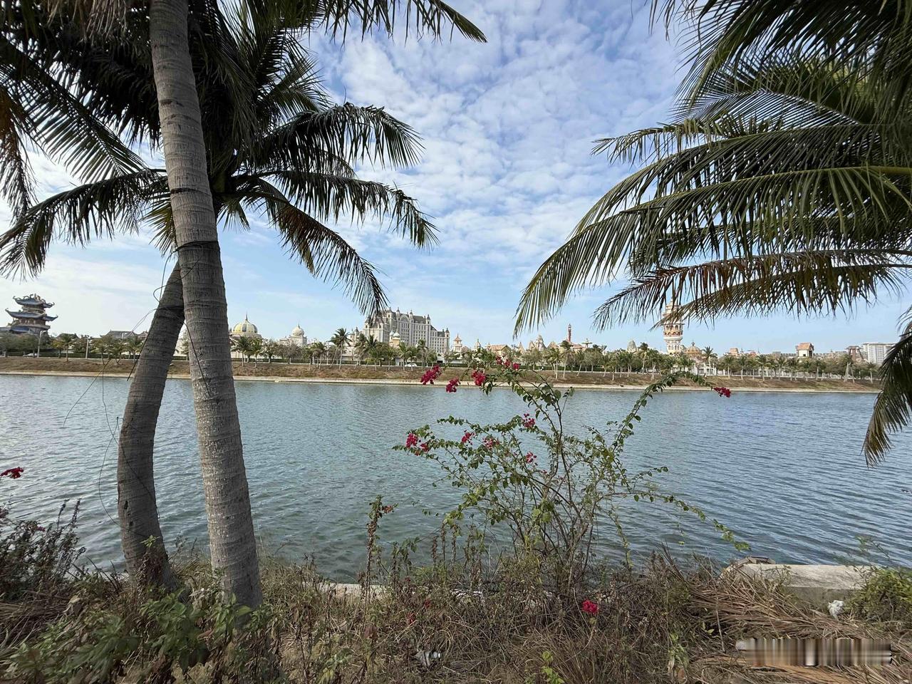 海南海花岛。据说皮带哥砸了千亿。整个工程规模宏大。昨天，开着车，以20