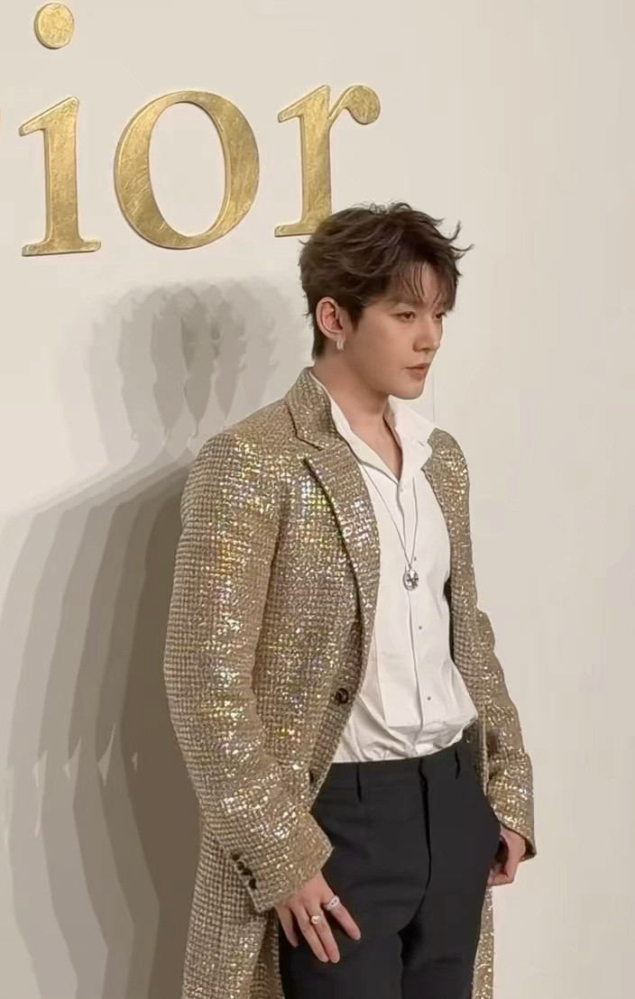 邓为紫海浓度，全场都在喊邓为，现场人气王啊！与设计师一同入场，品牌宠爱不言而喻，