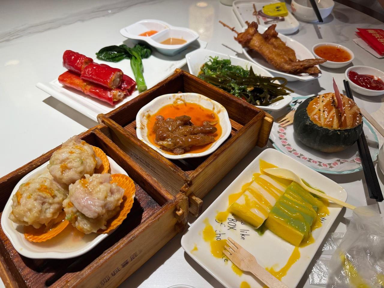 粤式风格的餐食，就适合早不早、午不午的时候吃，这样既能填饱肚子，还能保证中午和到