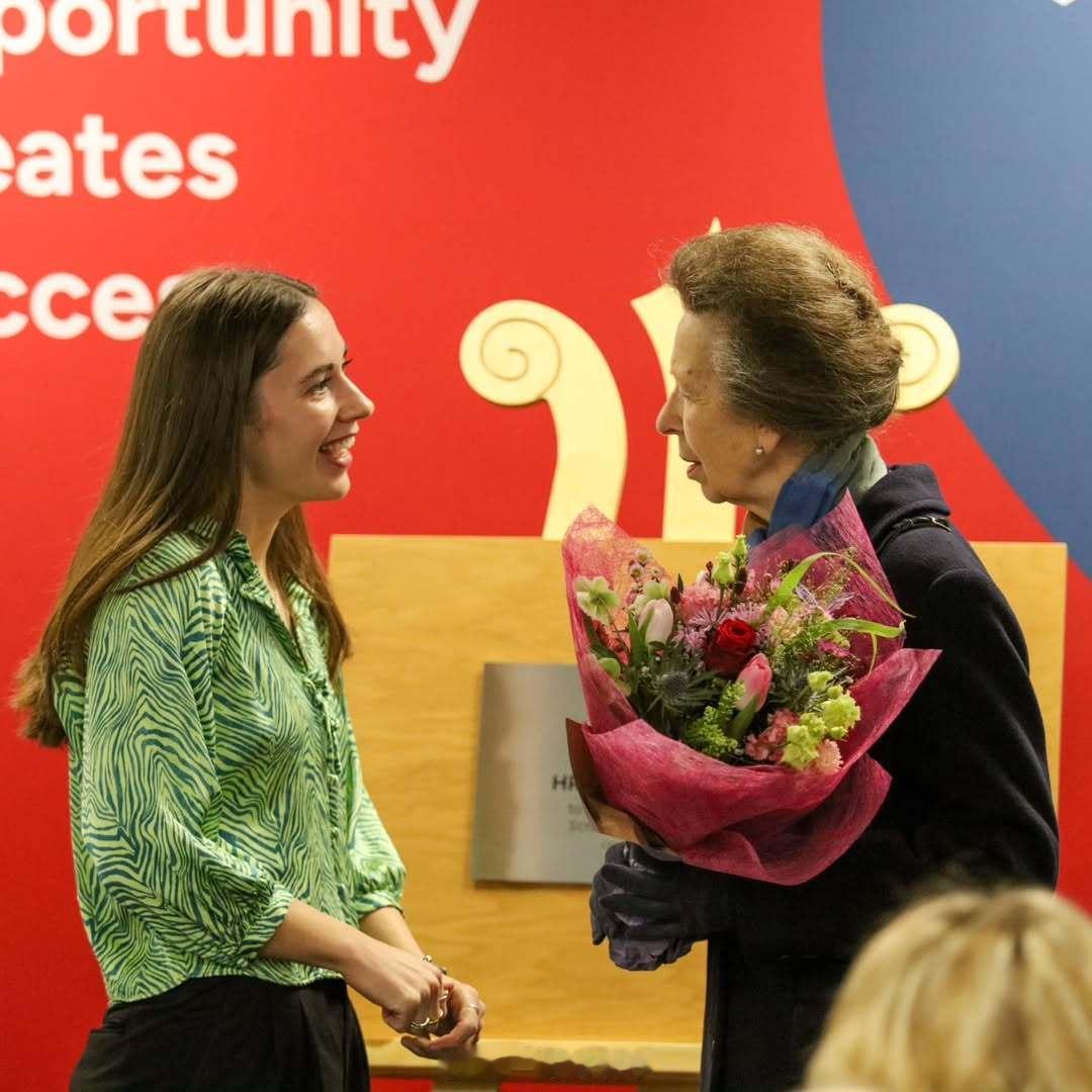 英国王室今天安妮长公主在兰开夏郡访问兰开夏郡大学兽医学院，并与该学院师生交谈?