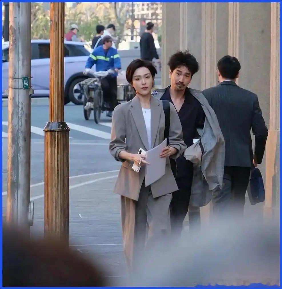 42岁唐嫣剪短发大变样，网友直呼认不出，中年女人换个发型真能像换了个人？