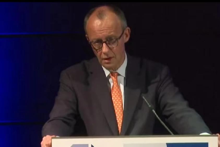 欧洲扛不住了，德国重大转向，默茨:俄罗斯是一个欧洲国家！昨天，欧洲时政网站T