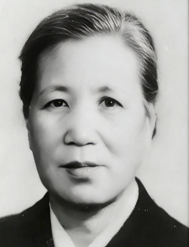 1929年，青岛云南路，地下党员傅玉真得知新婚丈夫丁惟尊叛变了。她心里翻腾了好几