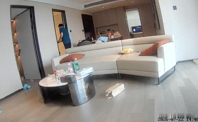 广州，一对夫妻俩入住了一家高档酒店，女子叮嘱了工作人员不要进去打扫卫生。可是保洁