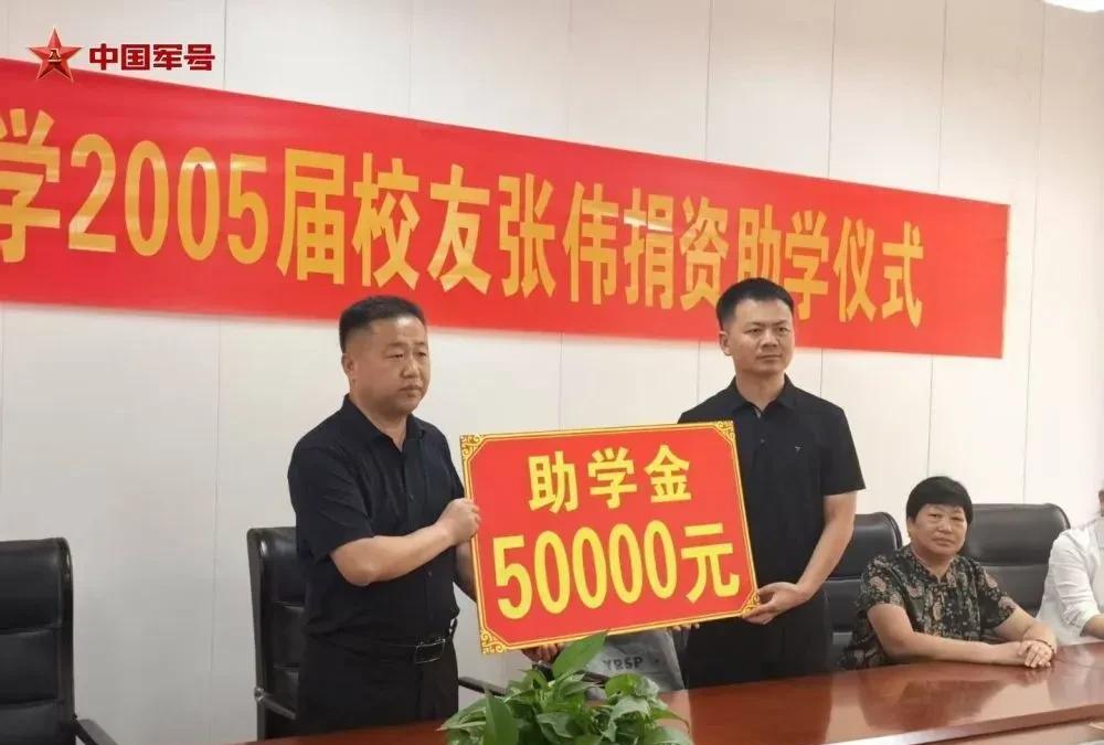 感动！没想到还有后续。军人英雄张伟又一次给河南和军人长脸了！给母亲磕头后继续救人