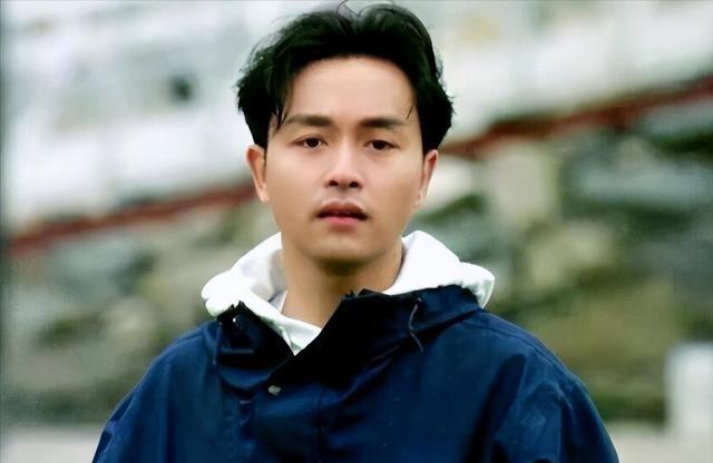 “你要是再敢打她，我就找我香港的朋友来收拾你！”1992年，《霸王别姬》的杀青宴