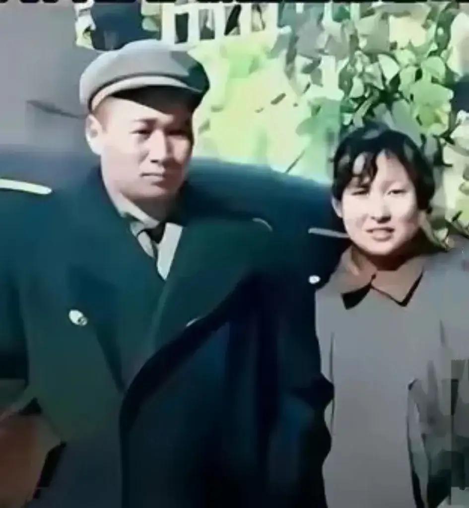 李敏和哥哥毛岸青的一张合影，母亲不在身边那一段时间，都是哥哥照顾她。李敏和