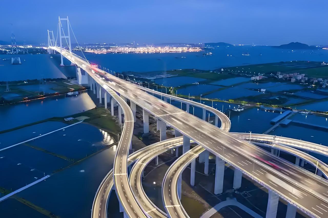 武黄长岭大桥的建设速度简直绝了！上千建设者日夜赶工，效率真心让人称赞。11月2日