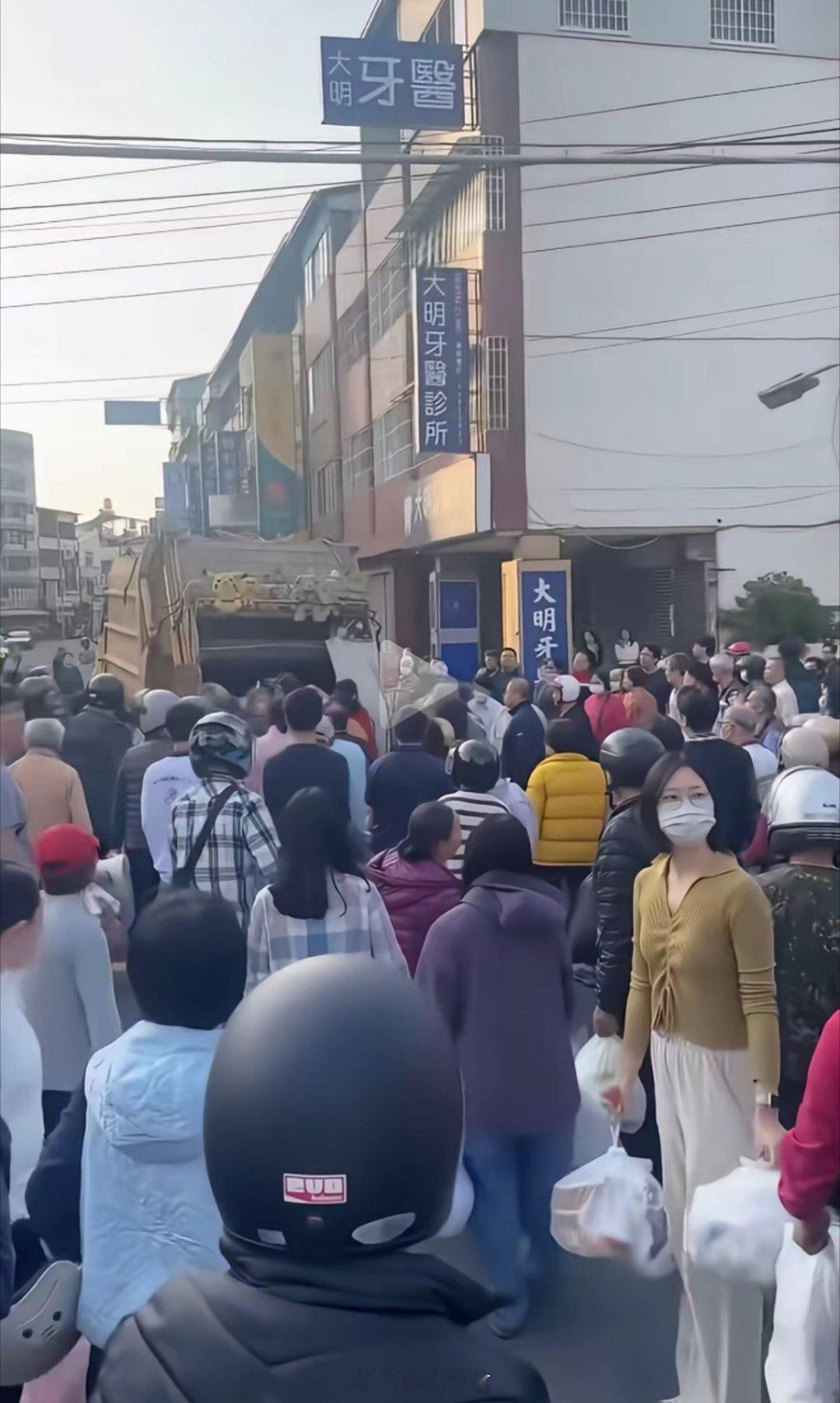 大年初四的台北街头，这一幕确实挺震撼——居民们手提垃圾袋，安静排队等候，队伍蜿蜒